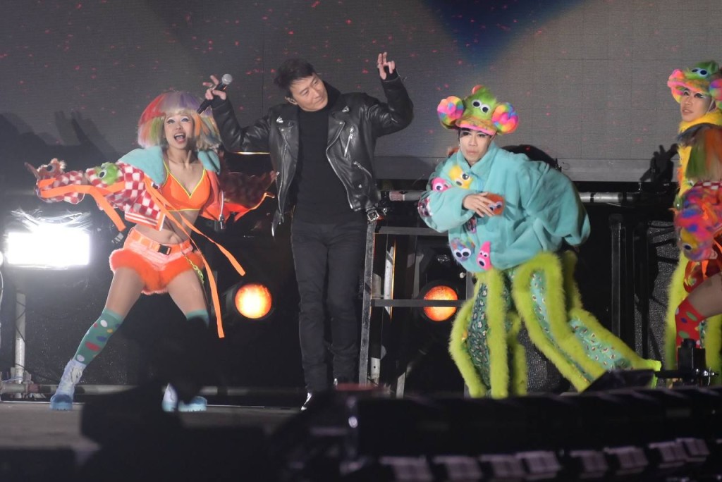 Leon表示第一次在紐約看Vivienne的時裝騷，並指對方是從香港衝出國際的著名時裝設計師，而自己亦是由拍劇慢慢走到唱歌。